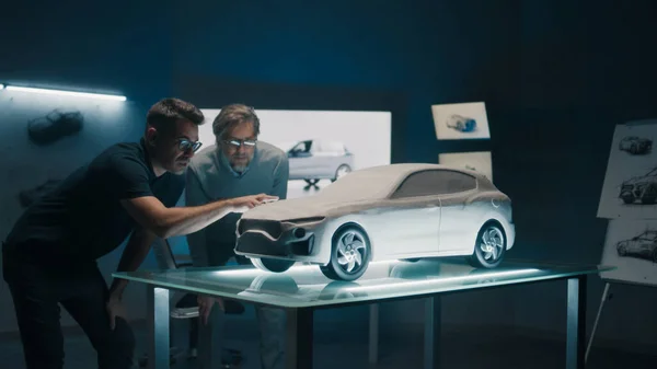 Опытные Автомобильные Дизайнеры Автомобильные Разработчики Обсуждают Дизайн Перед Моделью Прототипа — стоковое фото