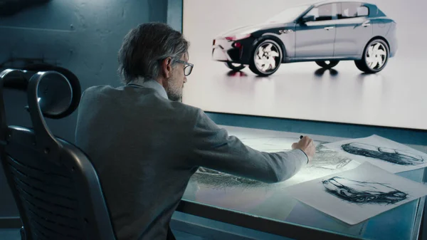 Автомобильный Графический Дизайнер Рисует Эскиз Прототипа Автомобиля Цифровой Графикой Сенсорной — стоковое фото