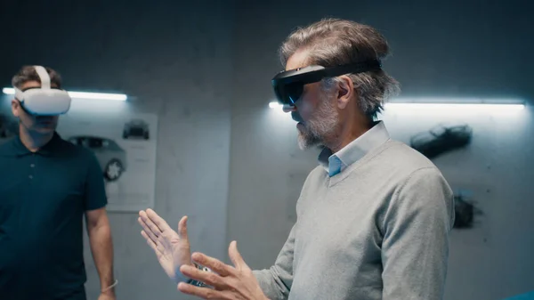 Dos Ingenieros Profesionales Automoción Que Usan Gafas Realidad Virtual Hablan — Foto de Stock