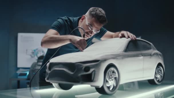 Старший Дизайнер Розробник Автомобілів Працює Над Прототипом Автомобільної Скульптури Глини — стокове відео