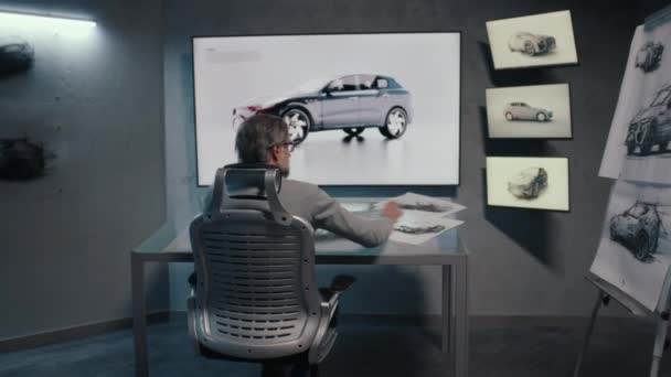 Widok Tyłu Samochodowego Grafika Rysuje Szkic Prototypowego Modelu Samochodu Używającego — Wideo stockowe