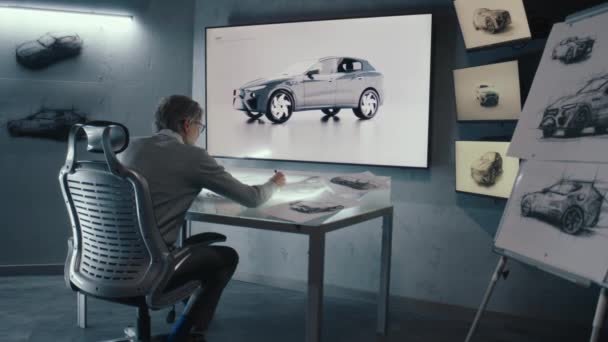 シニア自動車グラフィックデザイナーは デジタルディスプレイグラフィックスタッチスクリーンテーブルで動作します 壁に取り付けられたLedで車の回転する3D画像を見てください ハイテク革新研究所 — ストック動画