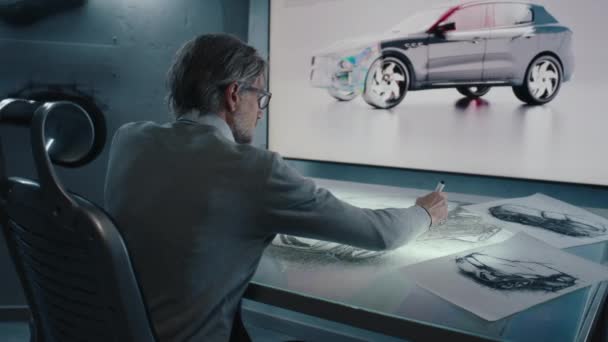 Αυτοκίνητος Γραφίστας Σχεδιάζει Σκίτσο Του Μοντέλου Ενός Αυτοκινήτου Ψηφιακή Οθόνη — Αρχείο Βίντεο