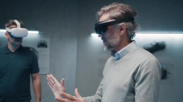 Dos Ingenieros Profesionales Automoción Que Usan Gafas Realidad Virtual Hablan — Vídeo de stock