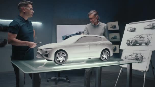 Des Ingénieurs Principaux Conception Automobile Discutent Conception Voiture Regardant Les — Video