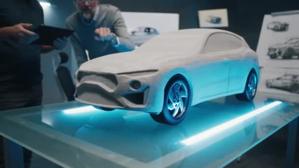 Des Concepteurs Automobiles Expérimentés Des Développeurs Voitures Discutent Design Prototype — Video