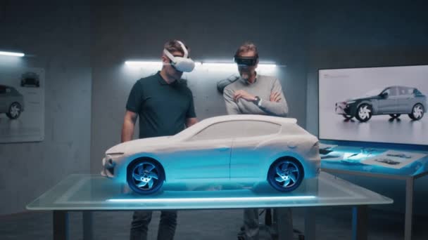 Ingénieurs Professionnels Automobile Avec Casque Joysticks Parlent Production Véhicules Tout — Video