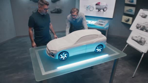 Les Développeurs Automobiles Seniors Apportent Les Corrections Conception Regardant Sculpture — Video