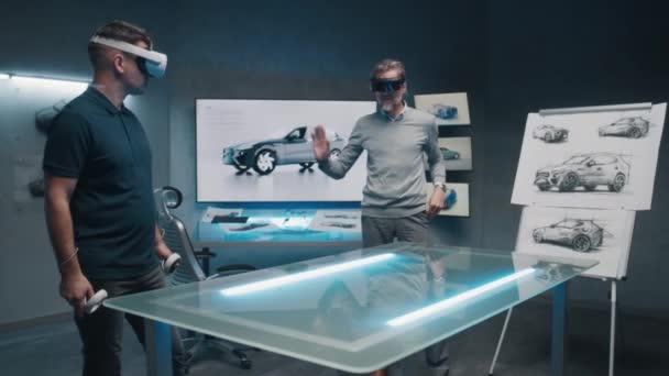 Profesionální Automobiloví Inženýři Brýlemi Joystickem Hovoří Výrobě Vozidel Zatímco Stojí — Stock video