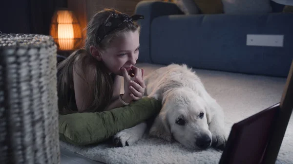 강아지와 영화를 디지털 태블릿 컴퓨터에 시간을 집에서 보낸다 리트리버 — 스톡 사진