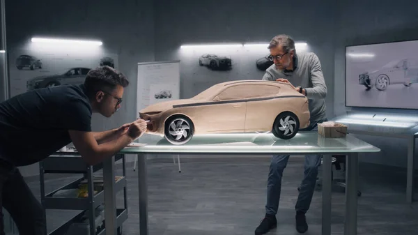 Deux Concepteurs Automobiles Masculins Créant Modèle Voiture Dans Studio Conception — Photo