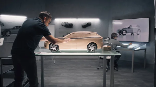 Modern Araba Tasarım Stüdyosunda Iki Erkek Otomotiv Tasarımcısı Model Araba — Stok fotoğraf