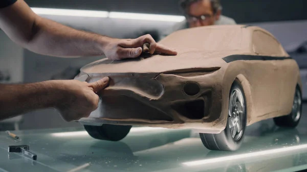 Dwóch Męskich Projektantów Samochodowych Tworzących Futurystyczny Model Gliny Ekologicznego Samochodu — Zdjęcie stockowe