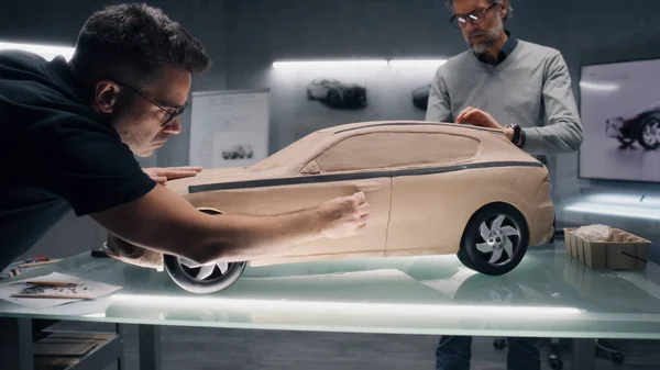 Dos Diseñadores Automóviles Masculinos Creando Futurista Plastilina Modelo Arcilla Coche — Foto de Stock