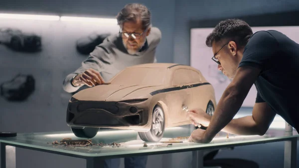 Dos Diseñadores Automóviles Masculinos Creando Futurista Plastilina Arcilla Ecológica Coche — Foto de Stock