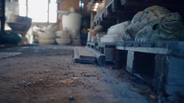 Keramische Töpferschuhe Nahaufnahme Bewegt Sich Richtung Der Regale Einem Tonbildhaueratelier — Stockvideo