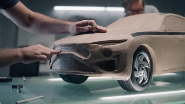 Dois Projetistas Automotivos Masculinos Que Criam Modelo Futurista Argila Plasticina — Vídeo de Stock