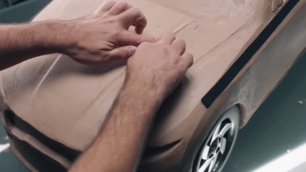 Duże Ujęcie Kąta Męskiego Projektanta Samochodowego Rzeźbiącego Futurystyczny Model Samochodu — Wideo stockowe
