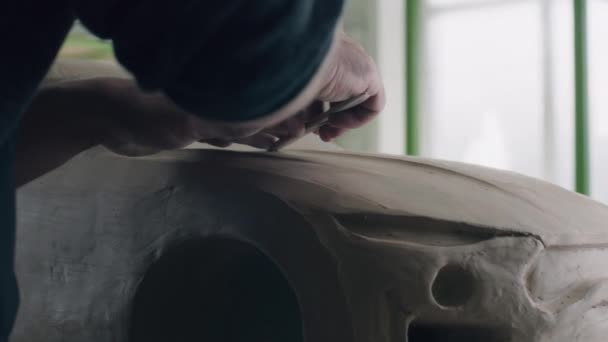 Les Mains Proches Concepteur Voiture Travaillent Sur Les Détails Conception — Video