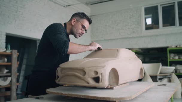 Ceramik Ściśle Pracuje Nad Szczegółami Projektu Niedokończonego Prototypu Ekologicznego Samochodu — Wideo stockowe