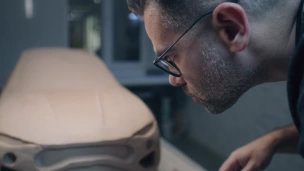 Doświadczony Projektant Samochodów Pracuje Nad Prototypowym Modelem Ekologicznego Samochodu Elektrycznego — Wideo stockowe