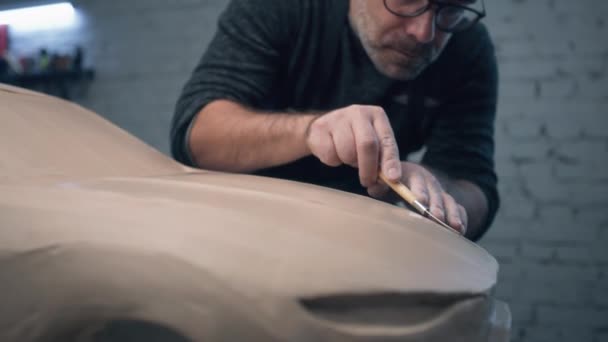 Auto Designer Arbeitet Eng Der Skulptur Eines Prototypen Auto Mit — Stockvideo