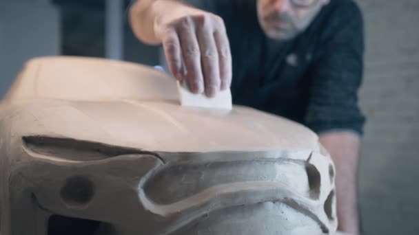 Ervaren Auto Ontwerper Werkt Aan Sculptuur Van Een Prototype Auto — Stockvideo