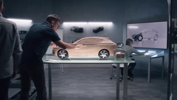 Dva Muži Automobiloví Designéři Pracující Modelu Auta Moderním Autosalonu Jedno — Stock video