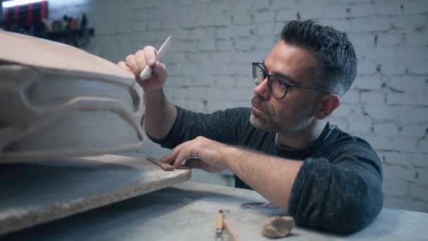 Senior Car Designer Travaille Sur Sculpture Prototype Voiture Électrique Respectueux — Video