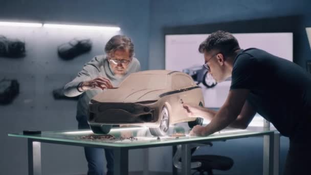Dwóch Męskich Projektantów Samochodów Tworzących Futurystyczną Glinę Plastikową Ekologiczny Samochód — Wideo stockowe
