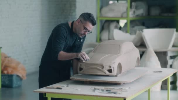Önlüklü Deneyimli Bir Araba Tasarımcısı Yüzeyi Düzleştirmek Tasarımda Ayrıntılar Yaratmak — Stok video