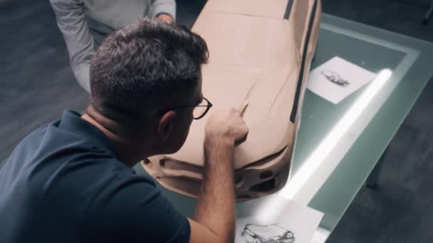 Nagy Látószögű Felvétel Két Férfi Autóipari Tervező Dolgozik Környezetbarát Műanyag — Stock videók