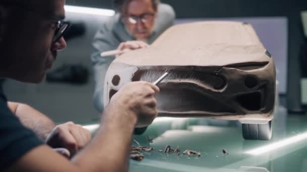 Dwóch Męskich Projektantów Samochodowych Rzeźbiących Futurystyczny Plastikowy Model Gliny Ekologicznej — Wideo stockowe