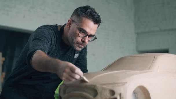 Designer Automobile Expérimenté Avec Tablier Travaille Sur Sculpture Argile Voiture — Video