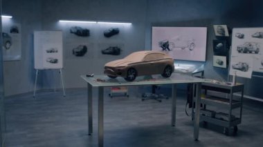 Fütürist plastik kil model araba prototipi. Yeni nesil çevre dostu elektrikli arabanın gelecekteki tasarımı. Modern araba tasarım stüdyosunda çalışıyorum..