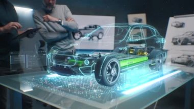 Dijital tablet uygulaması kullanan iki erkek mühendis sürdürülebilir bir çevre dostu elektrikli aracın 3 boyutlu modelini geliştiriyor. Tasarımcılar araba gövdelerinin hava akım özelliklerini aerodinamik parametreleri test ediyorlar