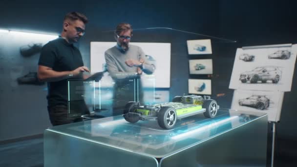 2人の開発エンジニアは 最先端技術を使用して持続可能な基準で新しい環境に優しい電気自動車の車体空力特性をテストします 3Dシミュレーション視覚効果 — ストック動画