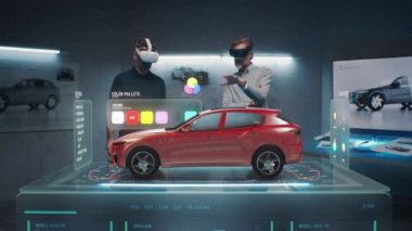 İki geliştirme mühendisi geleceğin çevre dostu sürdürülebilir elektrikli araba prototipi için bir renk seçtiler. Sanal gerçeklik kulaklığı ve hologramı kullanarak. Son teknoloji ürünü. Araba tasarım geliştiricileri.