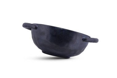 Beyaz arkaplanda siyah seramik çömlek izole 