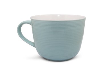 Beyaz arkaplanda mavi seramik bardak izole