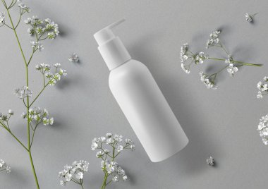 Gri arkaplanda beyaz kozmetik paketi