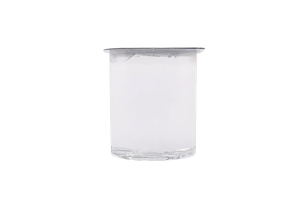 白い背景に隔離されたプラスチック製の水カップ — ストック写真