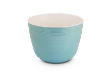 Beyaz arkaplanda mavi seramik bardak izole