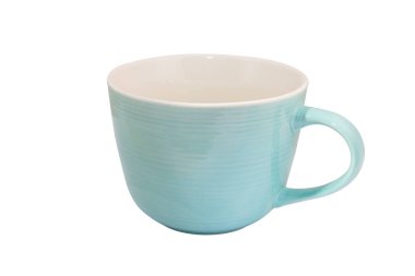 Beyaz arkaplanda mavi seramik bardak izole