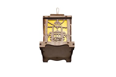 Beyaz arka planda izole edilmiş Ramazan ahşap feneri