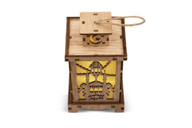 Beyaz arka planda izole edilmiş Ramazan ahşap feneri