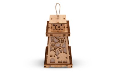 Beyaz arka planda izole edilmiş Ramazan ahşap feneri