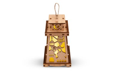 Beyaz arka planda izole edilmiş Ramazan ahşap feneri