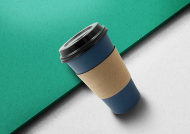 Boş tek kullanımlık mavi kraft kağıt kahve fincanı.