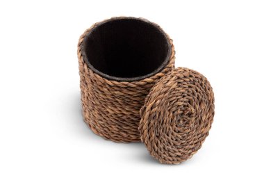 boş hasır kavanoz beyaz arkaplanda izole